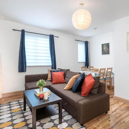 2 Bedroom Flat Near London Excel Bagian luar foto