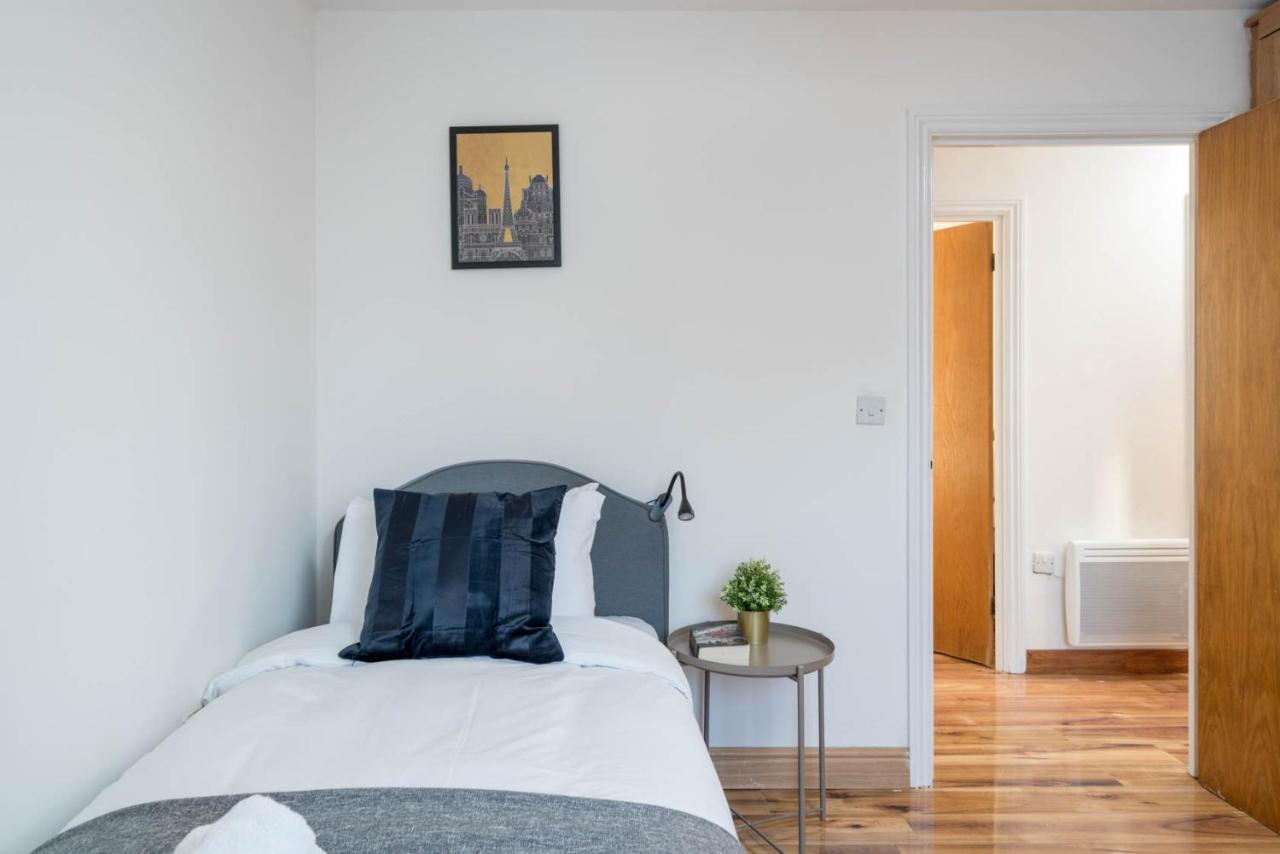 2 Bedroom Flat Near London Excel Bagian luar foto